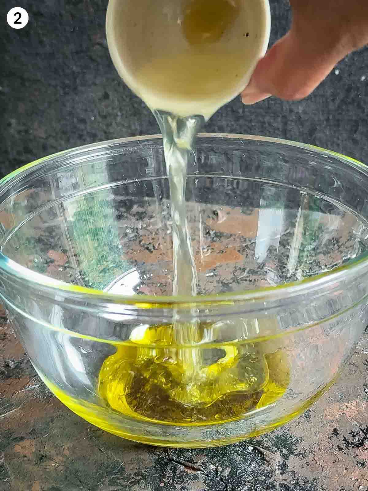 A zesty salad dressing made with Tabasco, horseradish cream, apple cider vinegar, and olive oil — the perfect complement to baby corn and parsnip crisps. Learn how to whisk this bold, tangy dressing for a fresh and flavourful steamed corn salad or side dish. 🌽🥗