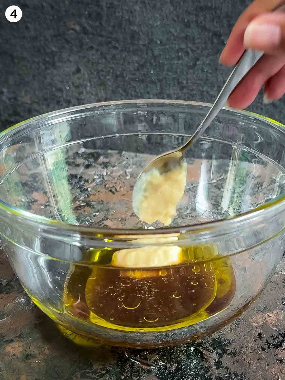 A zesty salad dressing made with Tabasco, horseradish cream, apple cider vinegar, and olive oil — the perfect complement to baby corn and parsnip crisps. Learn how to whisk this bold, tangy dressing for a fresh and flavourful steamed corn salad or side dish. 🌽🥗