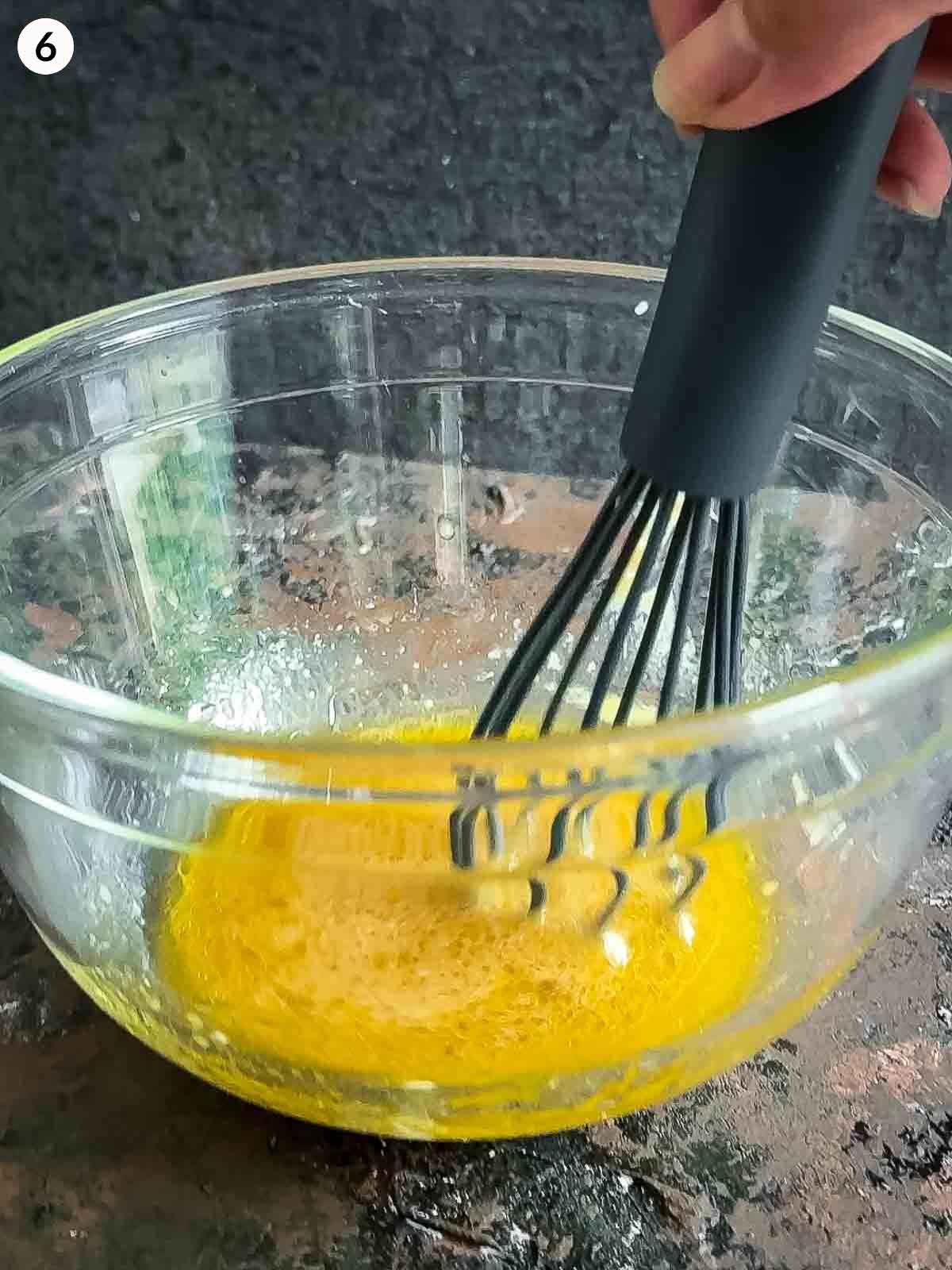 A zesty salad dressing made with Tabasco, horseradish cream, apple cider vinegar, and olive oil — the perfect complement to baby corn and parsnip crisps. Learn how to whisk this bold, tangy dressing for a fresh and flavourful steamed corn salad or side dish. 🌽🥗